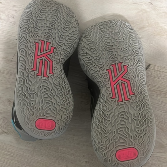 NIKE KYRIE  Size 7Y Sneakers Metallic Sliver Black Blue - YOUTH SIZE - Picture 6 of 10